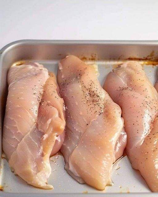 Umieść surowego kurczaka w naczyniu do pieczenia. W 4 prostych krokach masz niebiański posiłek