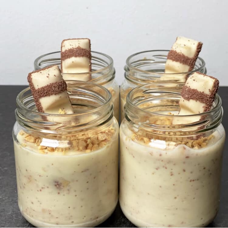 Krem czekoladowy deserowy z białą herbatą Kinder Bueno.