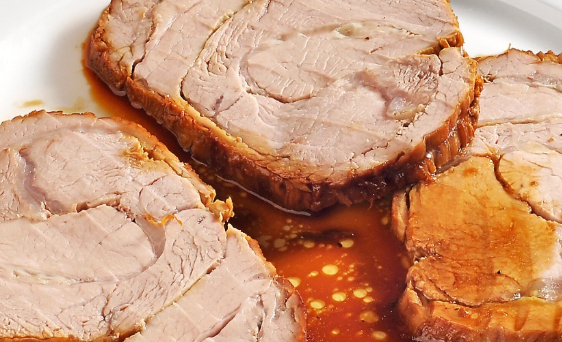 Pieczona cielęcina w garnku: przepis na delikatne i soczyste mięso