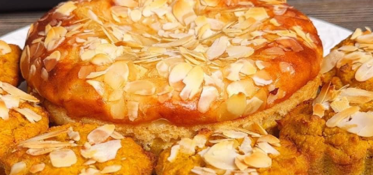 Składniki Do muffinek 150 g płatków owsianych 1 jabłko, obrane i posiekane 1 marchewka, starta 2 jajka 1 banan, puree 20 g roztopionego oleju kokosowego 1 łyżeczka proszku do pieczenia Do nadzienia 360 g ricotty 2 jajka 20 g skrobi kukurydzianej 30 g cukru z kwiatów kokosa 1 łyżeczka proszku do pieczenia Do dekoracji Kwiaty migdałów (opcjonalnie) Instrukcje  zobacz następną stronę