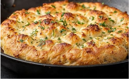Chlebek pull-apart z karmelizowaną cebulą i pieczywem bez użycia piekarnika