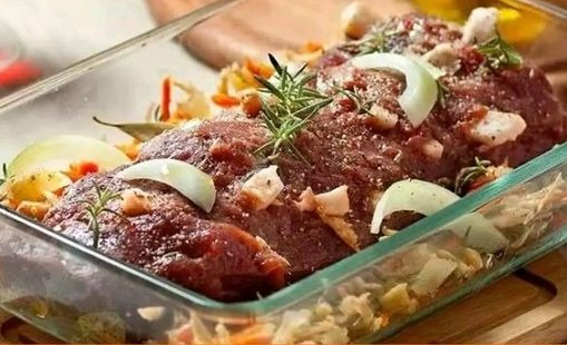 Pyszna pieczeń wołowa w piekarniku z czosnkiem: smaczny i łatwy w przygotowaniu przepis