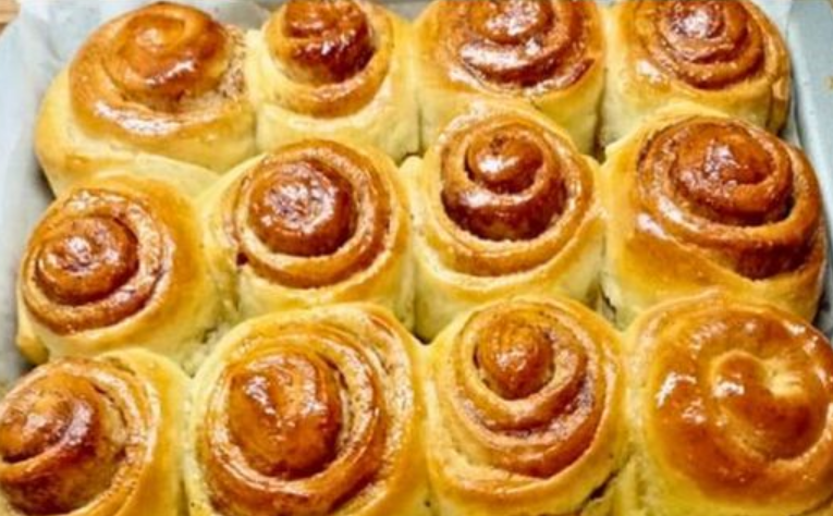 Pyszne przysmaki o smaku cynamonu: miękkie i maślane bułeczki cynamonowe