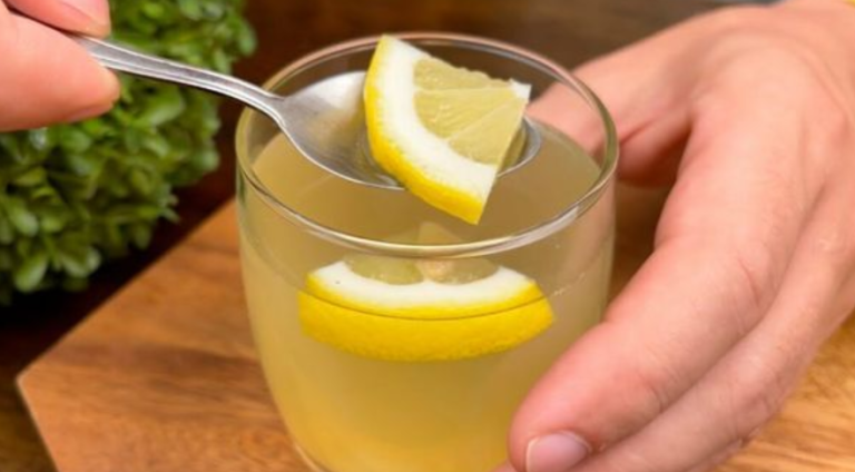 Poranny detoks z wodą cytrynową