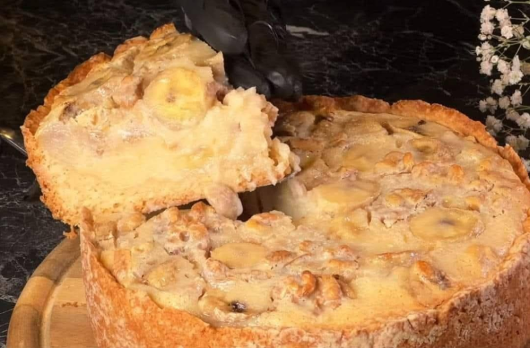 Ciasto bananowo-orzechowe z kwaśną śmietaną i polewą z mleka skondensowanego