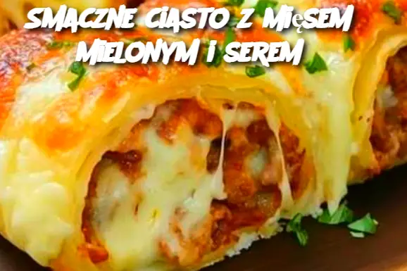 Smaczne ciasto z mięsem mielonym i serem