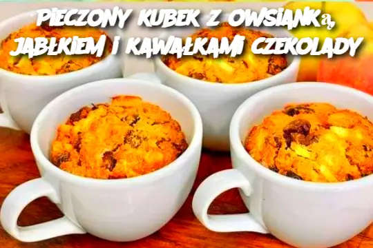 Pieczony kubek z owsianką, jabłkiem i kawałkami czekolady