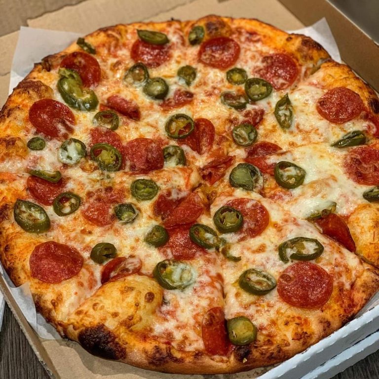 Jak zrobić pikantną pizzę z kiełbasą jalapeño