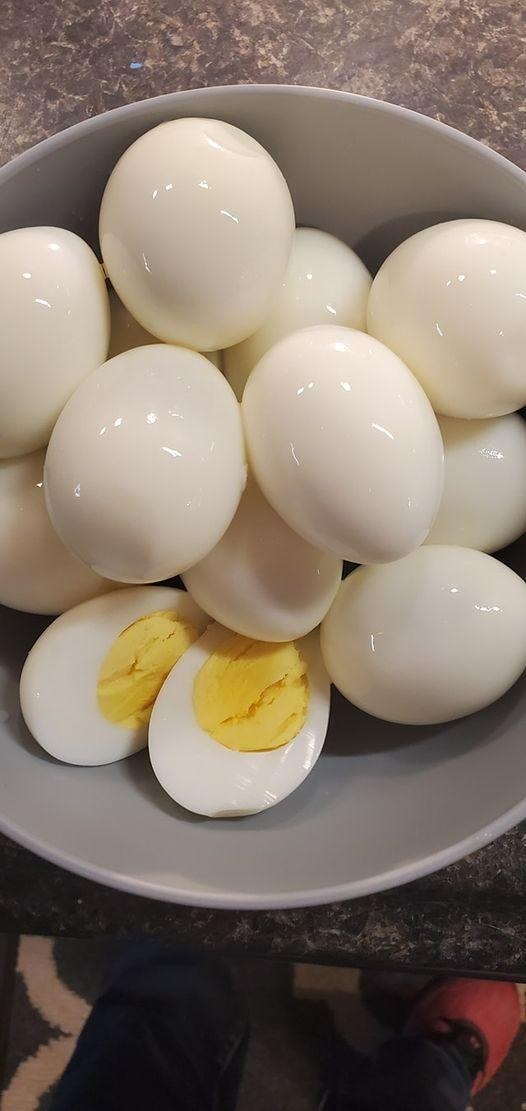 Jajka na twardo w Air Fryer Tak, jajka na twardo w Air Fryer to coś – proste, bez bałaganu, bez zamieszania, BEZ WODY parującej w kuchni! Jeśli uwielbiasz jajka faszerowane i sałatkę jajeczną i masz Air Fryer, to zmieni to dla Ciebie zasady gry!  Mam również przepisy na jajka na twardo w Instant Pot i idealne jajka na twardo na kuchence, jeśli ich potrzebujesz, ale powiem Ci, że jeśli uwielbiasz jajka na twardo, możesz po prostu kupić Air Fryer, aby włożyć do niego jajka. To również świetnie pasuje do mojego Air Fryer Bacon! To jak całe śniadanie w Air Fryer!  Jak zrobić jajka na twardo w Air Fryer Łatwiej się nie da, ludzie.  zobacz więcej na następnej stronie Reklama