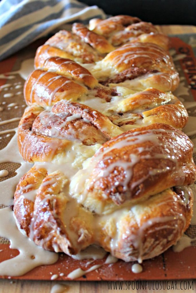 Rozkoszuj się słodyczą zaplecionego chleba cynamonowego!