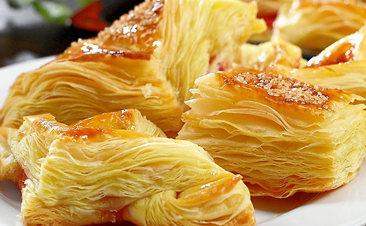 Niezawodny przepis na ciasto francuskie. Bez lodówki, jajek i nawet bez drożdży, a wychodzi sto warstw