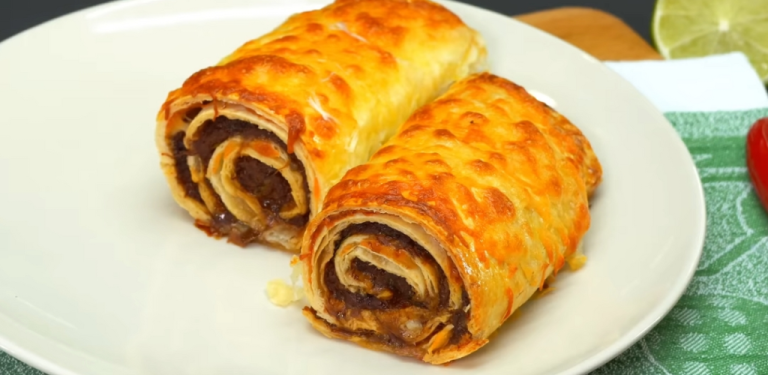 Roladka tortilla mięsno-serowa ze świeżą sałatką