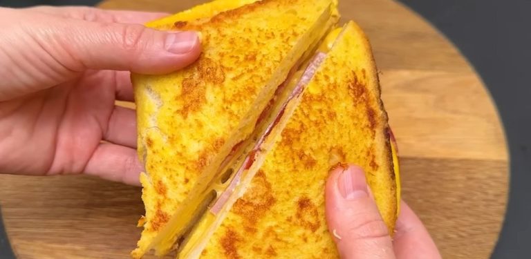 Kanapka z grillowanym serem, jajkiem i pomidorem
