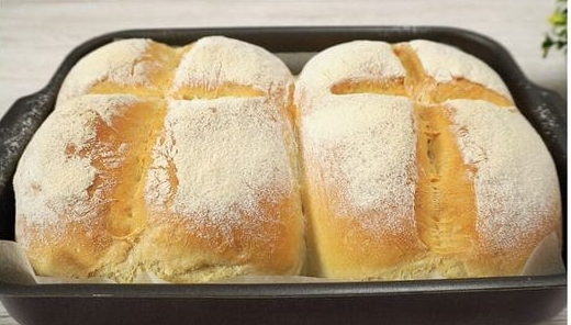 Domowy chleb to najsmaczniejszy chleb, wystarczy pomyśleć tylko o chrupiącej skórce i delikatnym miękiszu.