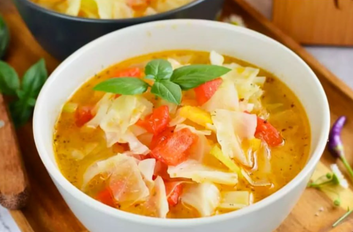 Zupa spalająca tłuszcz z kapustą – Pyszny sposób na lekką i zdrową dietę