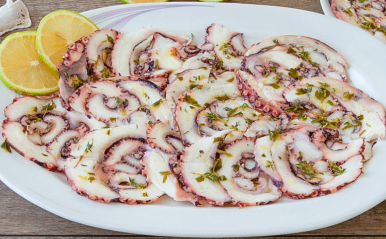 Carpaccio z ośmiornicy: przepis na oryginalną i smaczną przystawkę z owoców morza