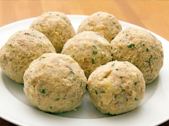 Babcine pierogi z 6 czerstwymi bułkami gotowe w 20 minut