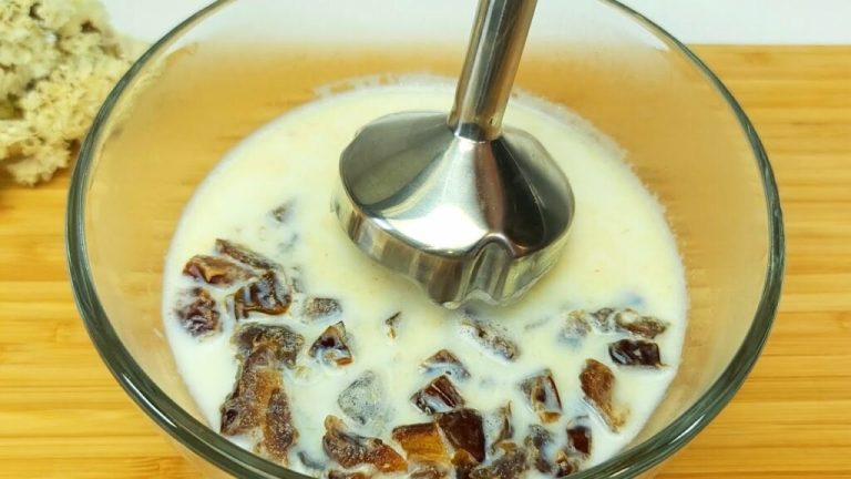 Mieszanka mleka i daktyli jest nie tylko pyszna, ale również niesamowicie odżywcza! Ten prosty przepis tworzy bogaty, kremowy napój, który jest naturalnie słodzony daktylami. Jest idealny jako deser, przekąska, a nawet śniadanie! Oto jak przygotować ten niesamowicie pyszny przysmak, którym będziesz chciał się dzielić ze wszystkimi znajomymi.  Składniki: 1 szklanka mleka (mlecznego lub roślinnego, np. migdałowego lub kokosowego) 5-6 wydrylowanych daktyli 1/2 łyżeczki ekstraktu waniliowego (opcjonalnie, dla dodania smaku) Szczypta cynamonu lub gałki muszkatołowej (opcjonalnie, dla uzyskania ciepłego smaku) Kostki lodu (opcjonalnie, jeśli wolisz zimne) Instrukcje: Kontynuuj na następnej stronie