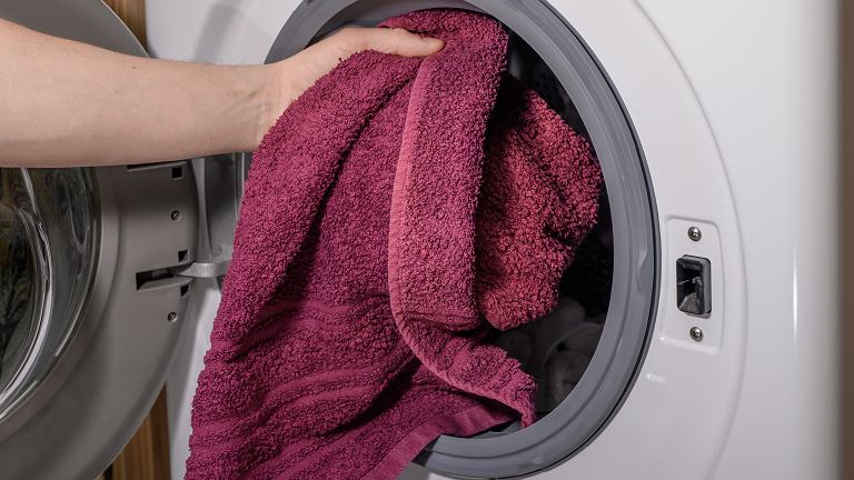 Jak prać ręczniki, żeby były puszyste i miękkie? Jeśli nie lubisz zapachu octu, użyj tego produktu