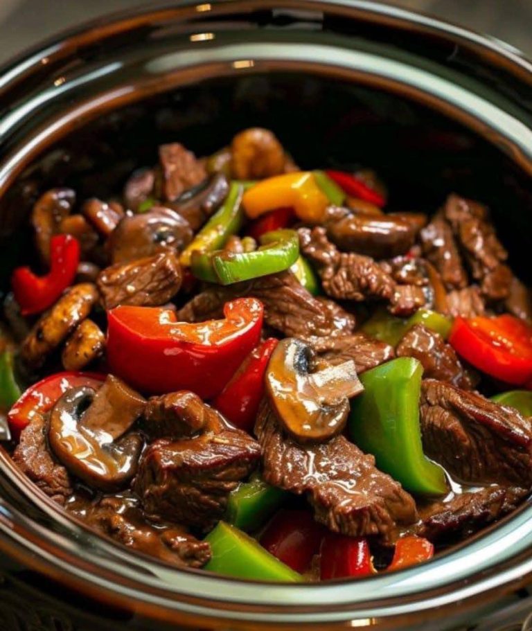 Stek Ribeye z cebulą i pieczarkami