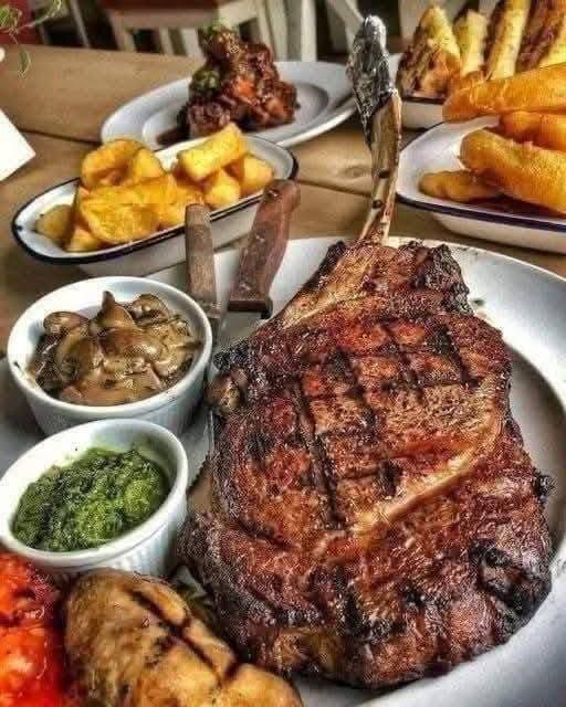 Stek Ribeye z cebulą i pieczarkami