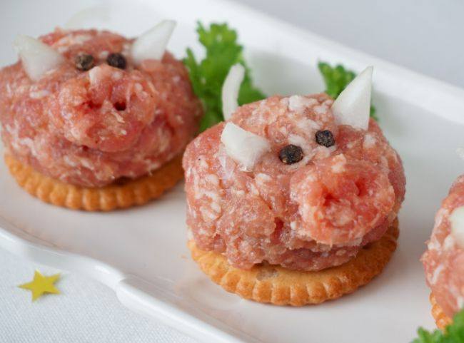 Sylwestrowe Mini Mettschweine – Tradycyjna Przekąska w Nowej Odsłonie