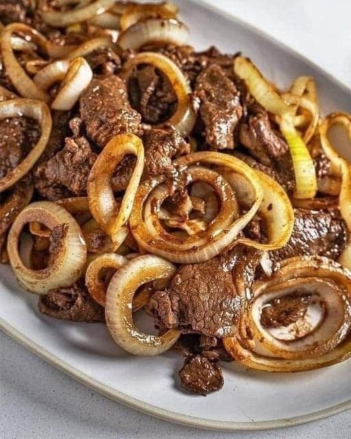 Wątróbka wołowa z cebulą