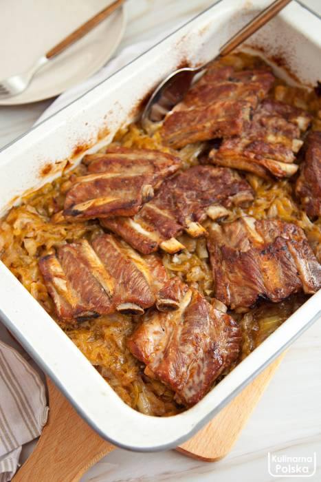 Żeberka Pieczone na Kapuście: Przepyszne Danie, Które Robi Się Bardzo Prosto 🍖🥬