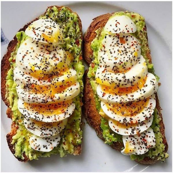 Tost z awokado i Ei Knuspriger