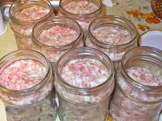 Pyszna Domowa Kiełbasa w Słoikach: Tradycja i Smak w Jednym! 🍴✨