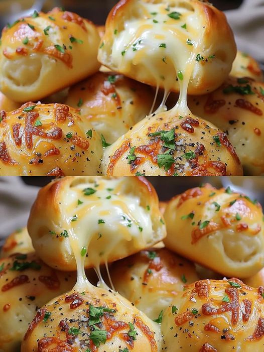 Pyszne bułeczki czosnkowe nadziewane mozzarellą