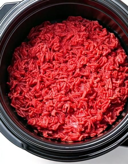 Włóż surową mieloną wołowinę do wolnowaru z tymi 4 składnikami. To idealne comfort food