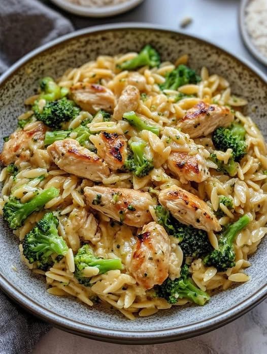 Orzo z kurczakiem, brokułami i serem cheddar