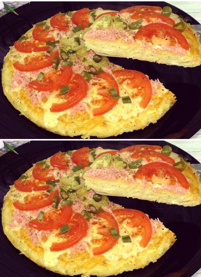 Surowe ziemniaki trę na patelnię i na wierzch kładę dowolną polewę: pyszną „pizzę” bez mąki