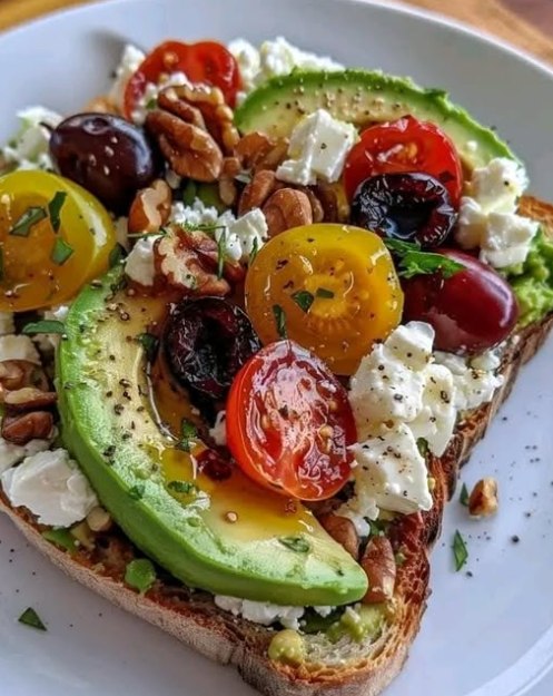 Tost z Awokado, Fetą, Pomidorkami Koktajlowymi, Żurawiną i Orzechami Włoskimi – Pyszna i Zdrowa Kombinacja