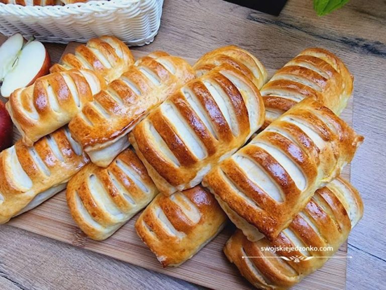 Maślane Bułeczki z Prażonymi Jabłkami: Kulinarny Urok Jesieni w Każdym Kęsie