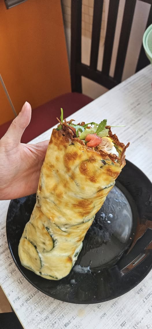 Keto kebab z warzywami i sosem tzatziki – smaczna uczta bez wyrzutów sumienia