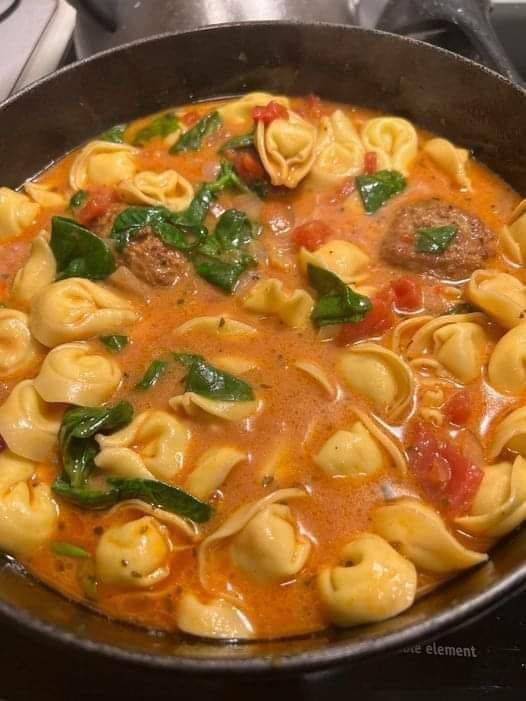 Przepis na zupę z serem, tortellini i klopsikami