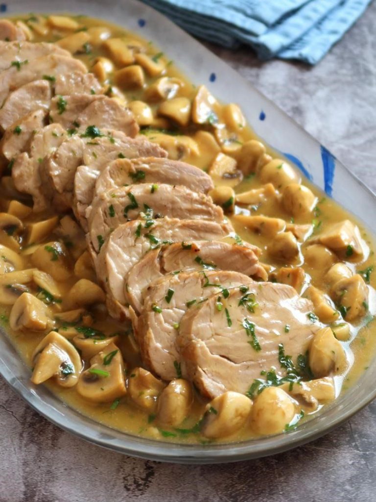 Soczysta Polędwiczka w Aksamitnym Sosie Czosnkowo-Pieczarkowym – Domowy Hit Obiadowy!
