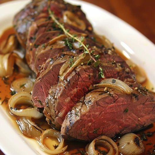 Pieczona Polędwica Wołowa z Cebulą Francuską Au Jus