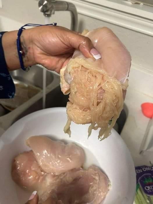 Mama udostępniła szokujące zdjęcie piersi kurczaka, która zamieniła się w nitki spaghetti