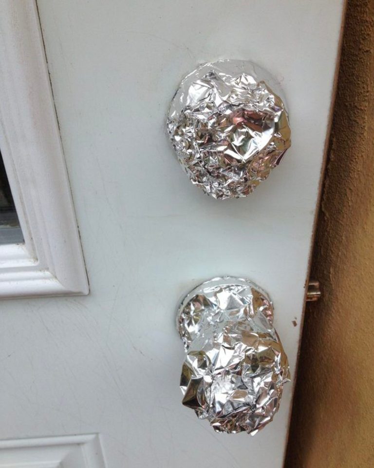 Dlaczego Moja Babcia Owija Klamki Drzwi Folią Aluminiową? Niezwykła Tradycja i Jej Zastosowania
