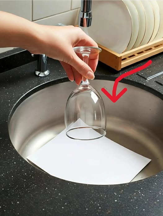 Szklanka w zlewie i kartka papieru – genialna sztuczka, którą musisz znać przed każdą podróżą!