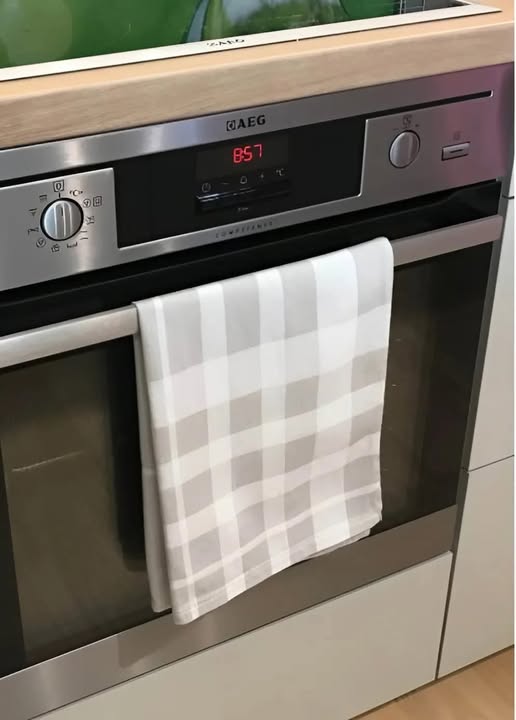 Dowiedz się, dlaczego wieszanie ręcznika na drzwiach piekarnika może być niebezpieczne dla Twojego bezpieczeństwa.