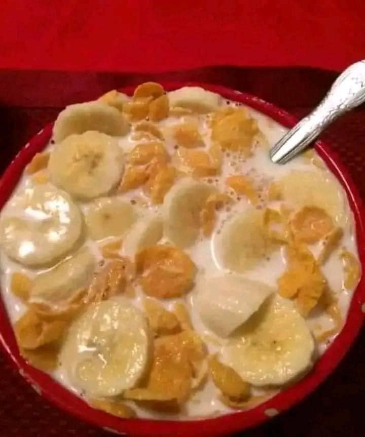 PŁATKI KUKURYDZIANE Z BANANAMI