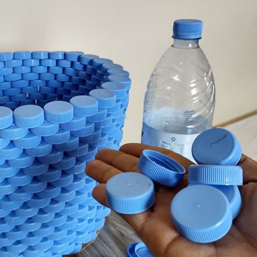Zero Waste z Czapek: Jak Tworzyć Unikalne Dekoracje do Domu? Mistrzowski Kurs Przemiany Starych Czapek