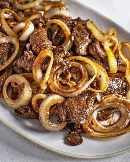Wątróbka wołowa z cebulą