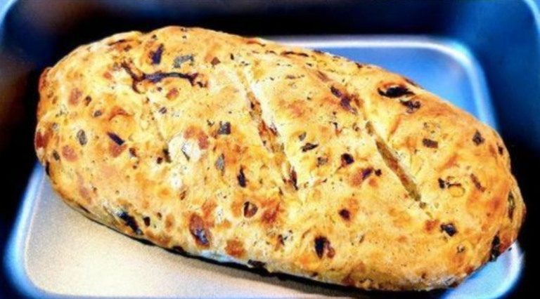 Chleb cebulowy bez drożdży zjada się szybciej niż pieczony