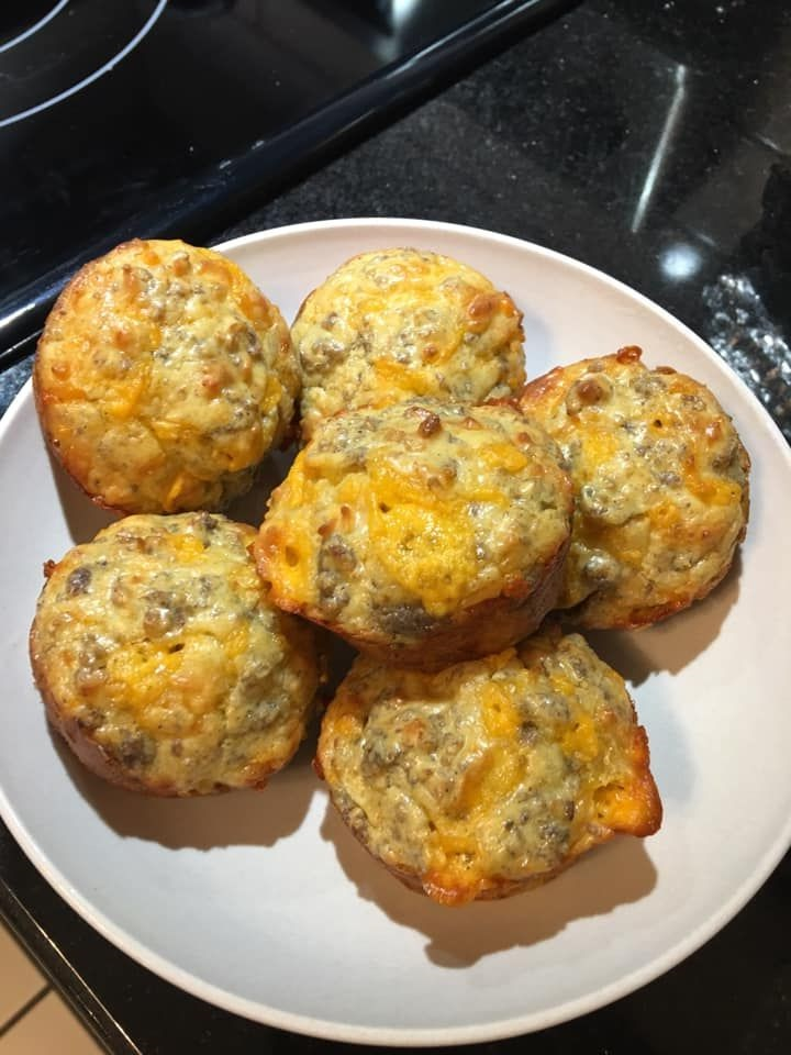 Muffinki z kiełbasą i serem