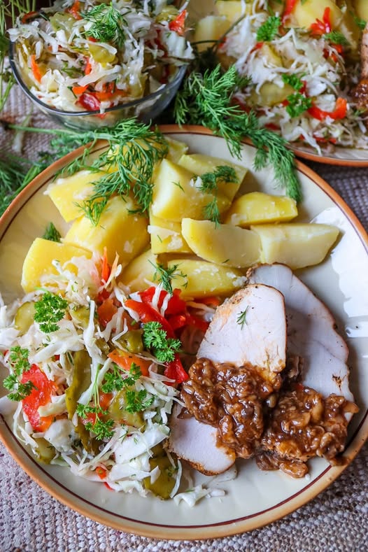 Pieczona pierś z indyka w aromatycznym sosie grzybowym – delikatne danie na specjalne okazje